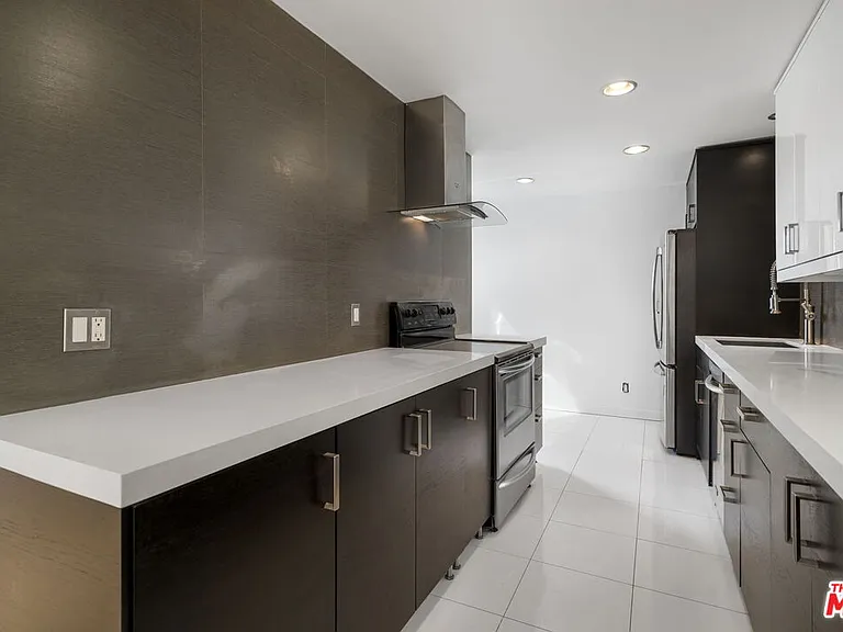 8550 Holloway Dr #405 — Photo 9