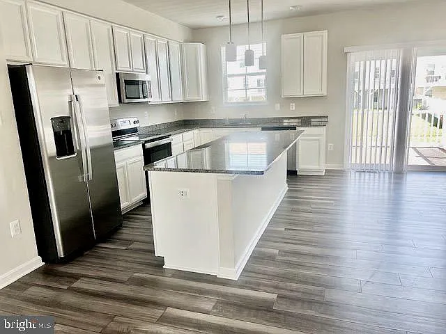 3 bed, 4.0 bath, 2290 sqft, $2,000 — Photo 3