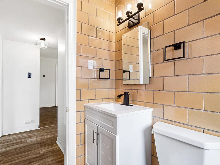 1076 Wilshire Ave — Photo 22