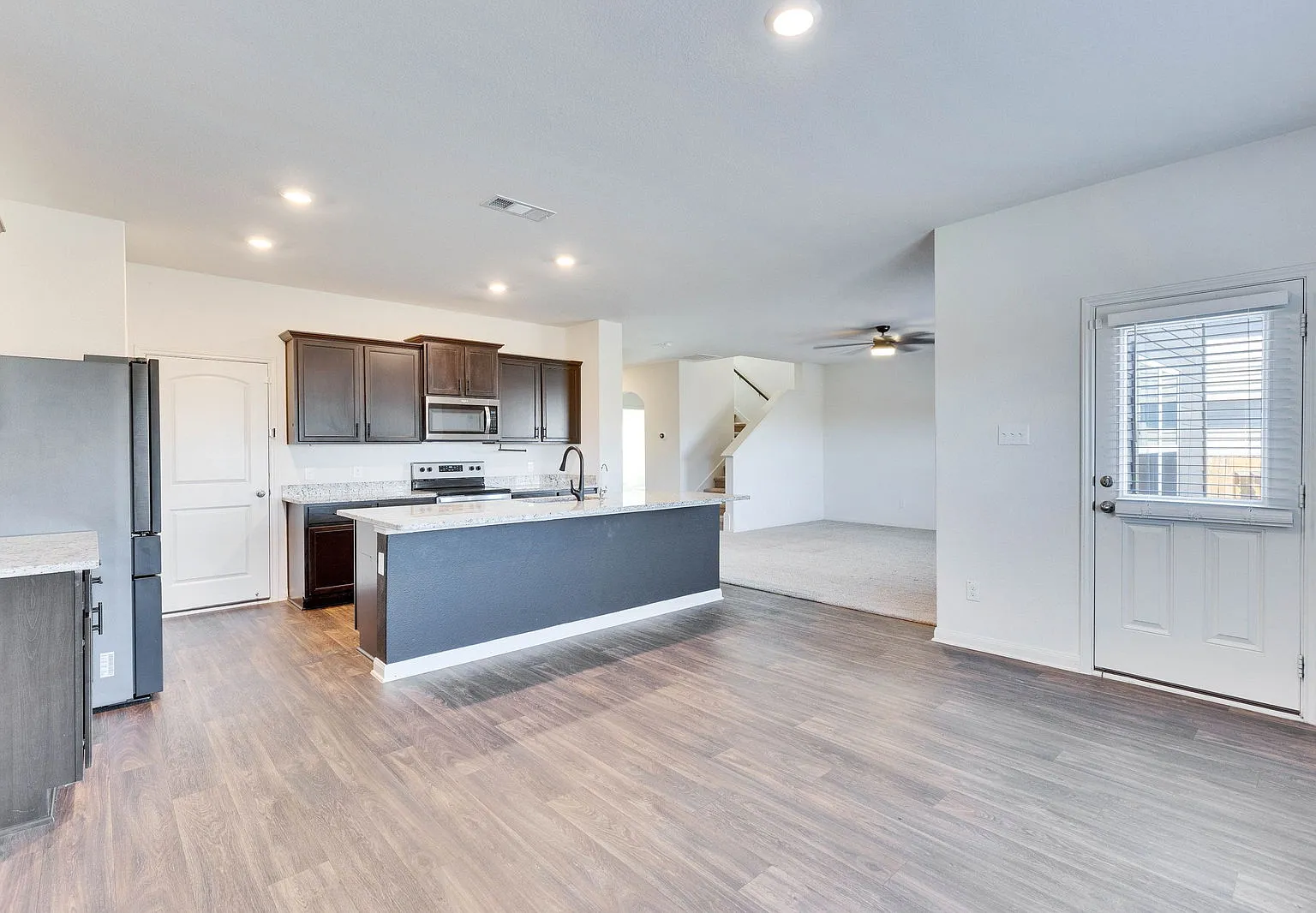 4 bed, 2.5 bath, 2212 sqft, $2,180 — Photo 2