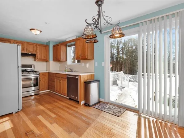 161 Winter St APT 11, Hanson, MA 02341
