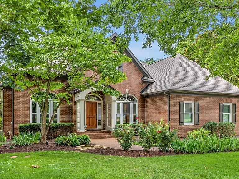 729 Harrow Ln — Photo 4