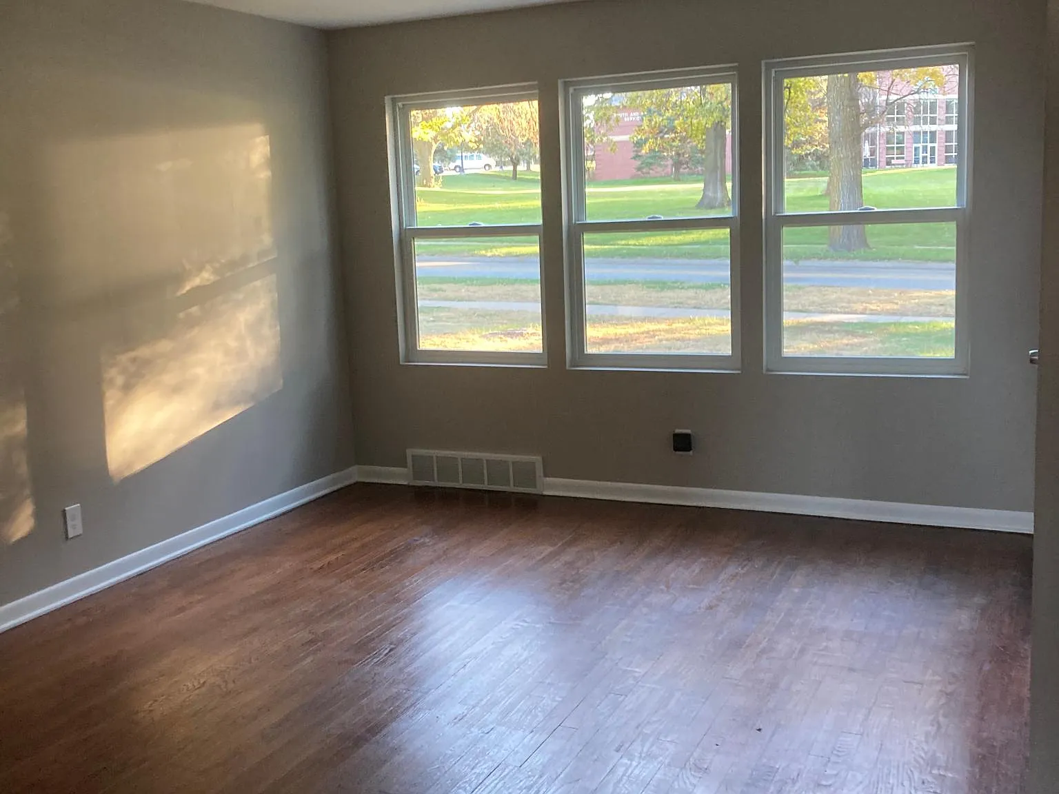 3 bed, 950 sqft, $1,065 — Photo 3