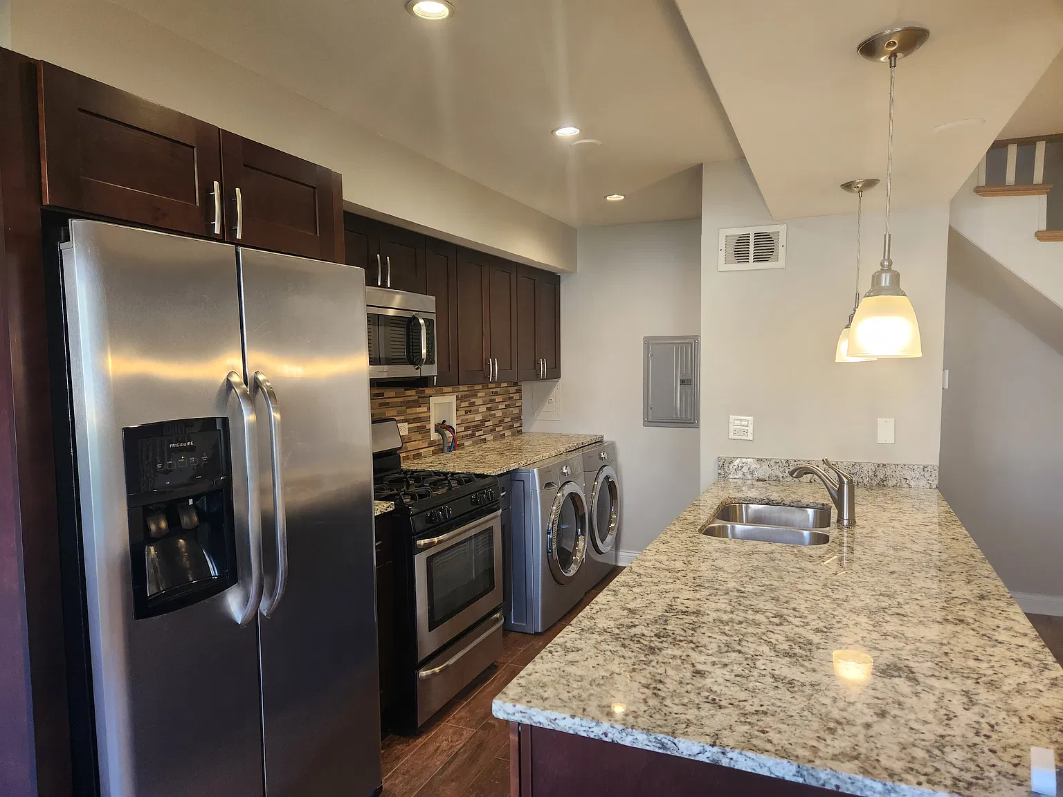 2 bed, 1000 sqft, $2,050 — Photo 4