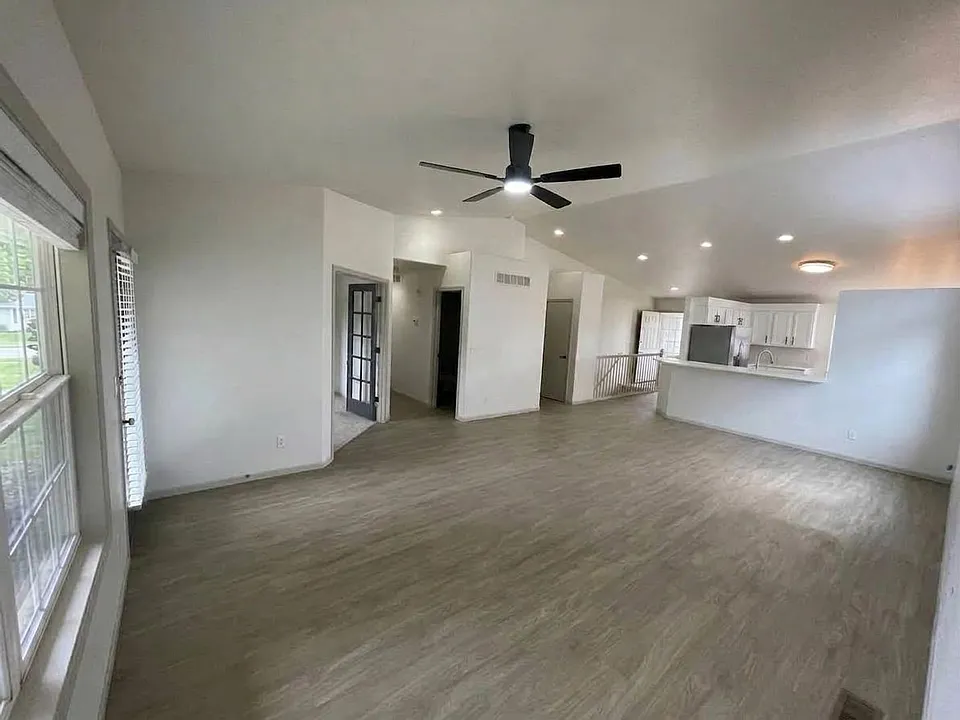 201 Manor Ct #B