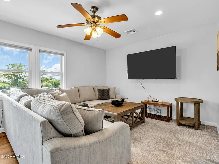 27 Arnold Ave — Photo 10
