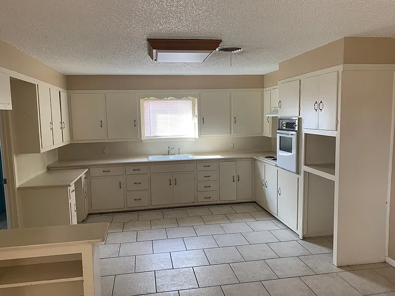 1408 E Broadway St — Photo 2