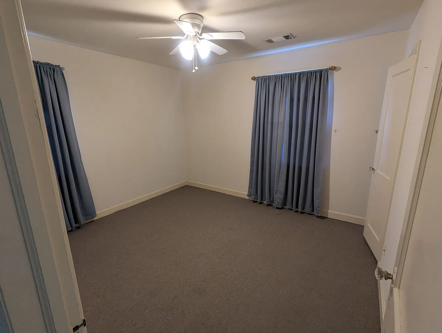2 bedroom 1 bath near Campus Available Now — Photo 2