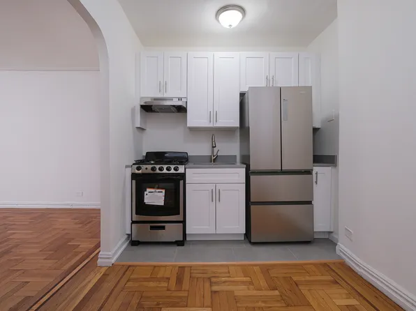 2685 Creston Avenue image 3 of 8