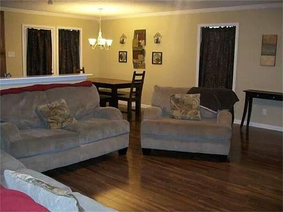 2nd image of 704 Meadow Ln
