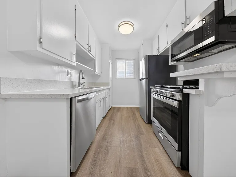 5715 Vineland Ave — Photo 23