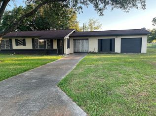 30 S Mesquite Dr, Victoria, TX 77905