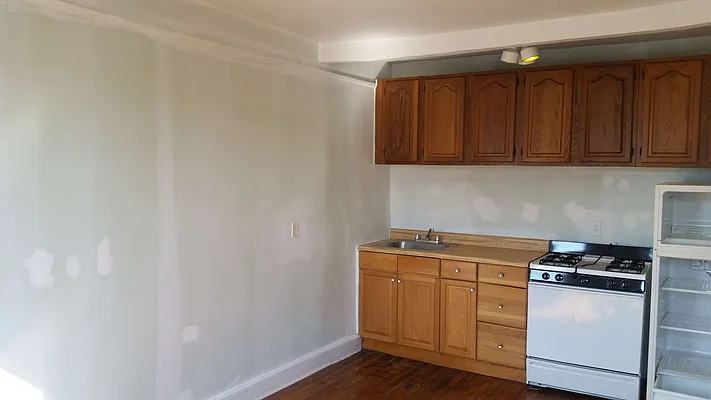 Rented by Max & Associates Realty Corp | media 9