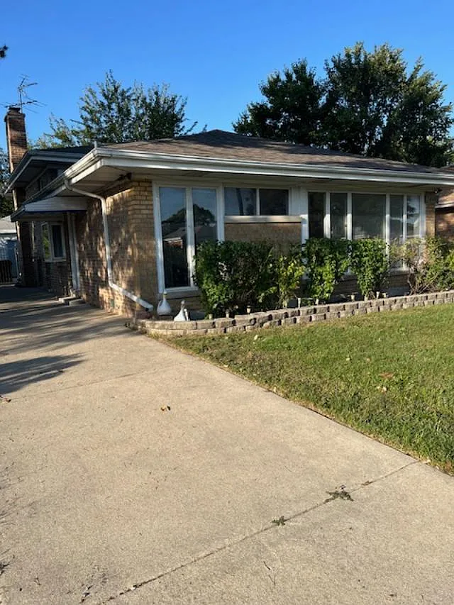 3846 W Touhy Ave photo 1