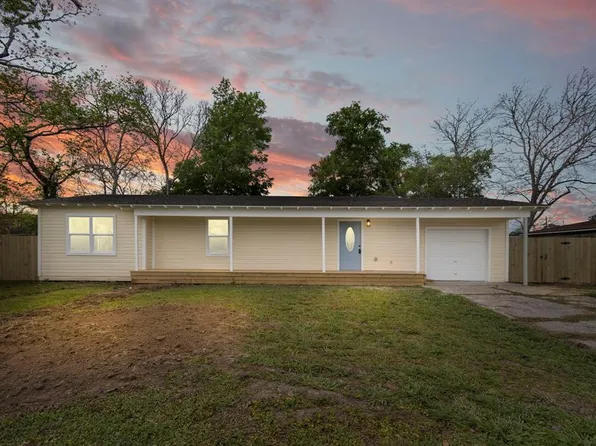 221 Center Street, Liberty, TX 77575