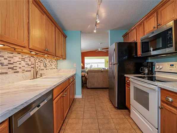 655 W Lake Jasmine Cir APT 205, Vero Beach, FL 32962