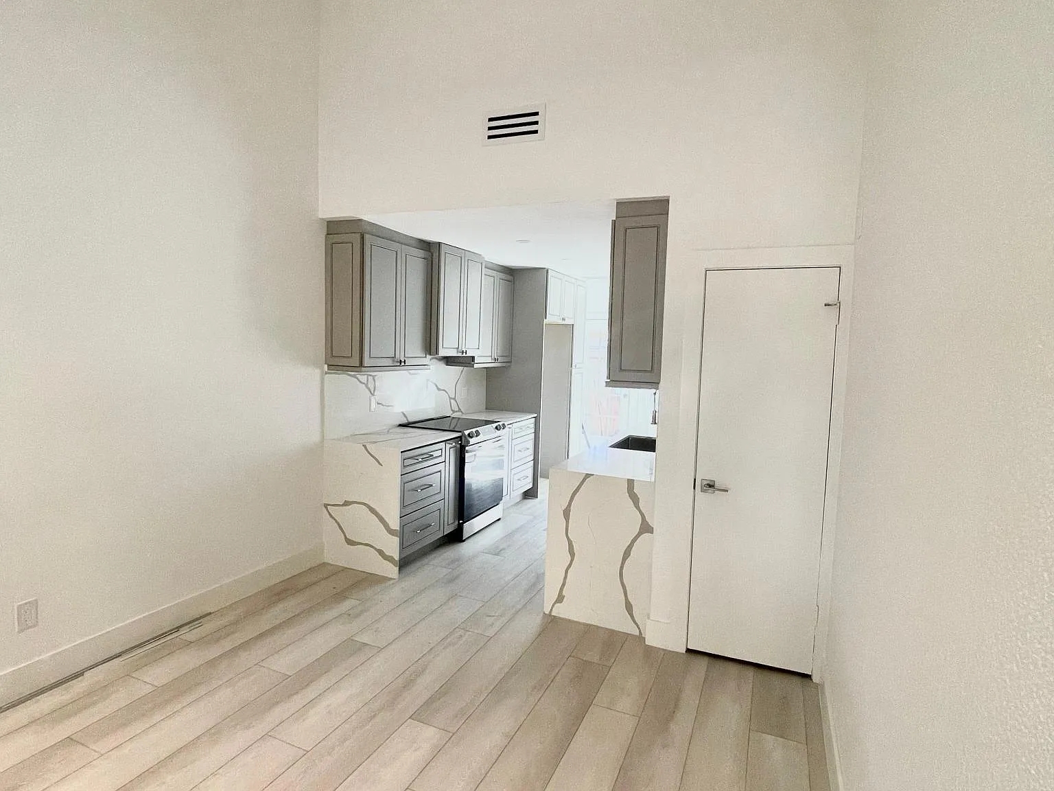 2 bed, 1084 sqft, $2,350 — Photo 3