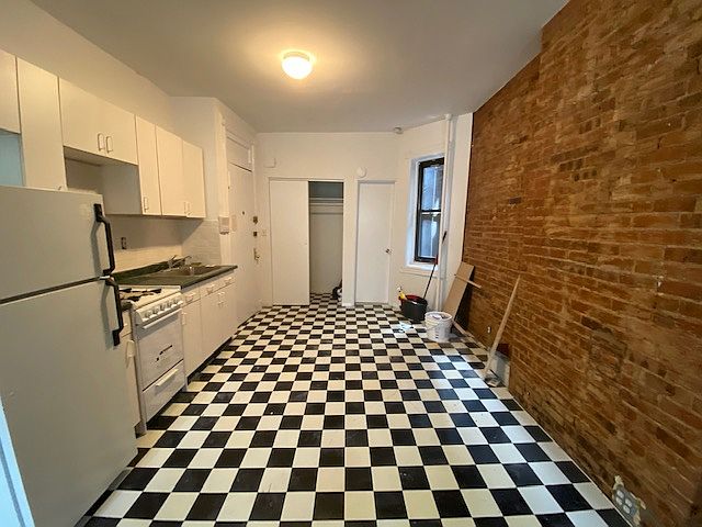 2nd image of 307 E 84th St #4R