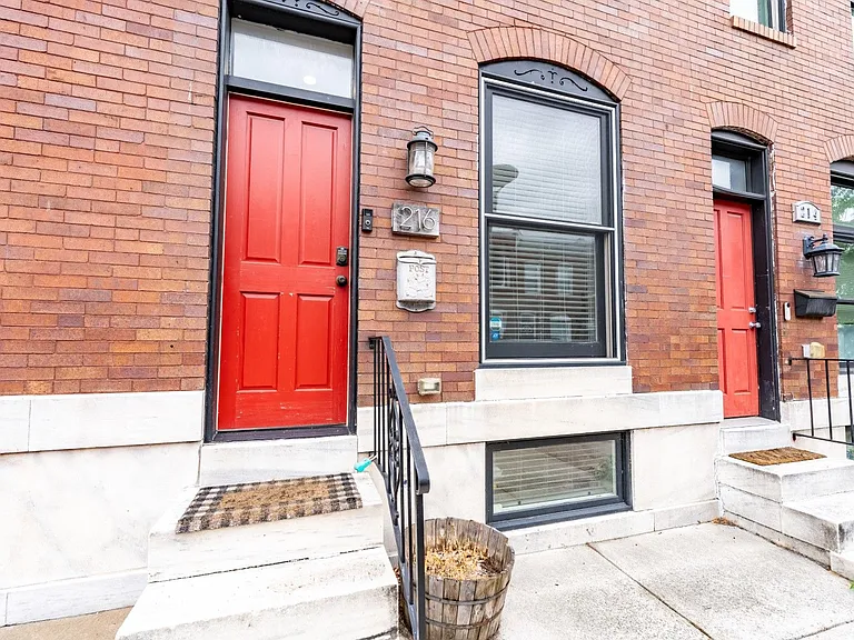 216 S Robinson St — Photo 2