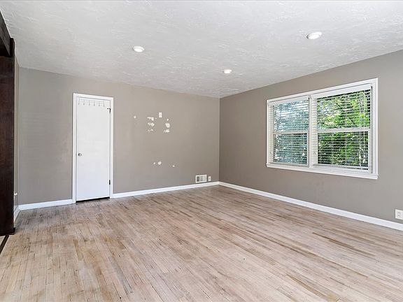 3rd image of 15 E Sylvia Dr