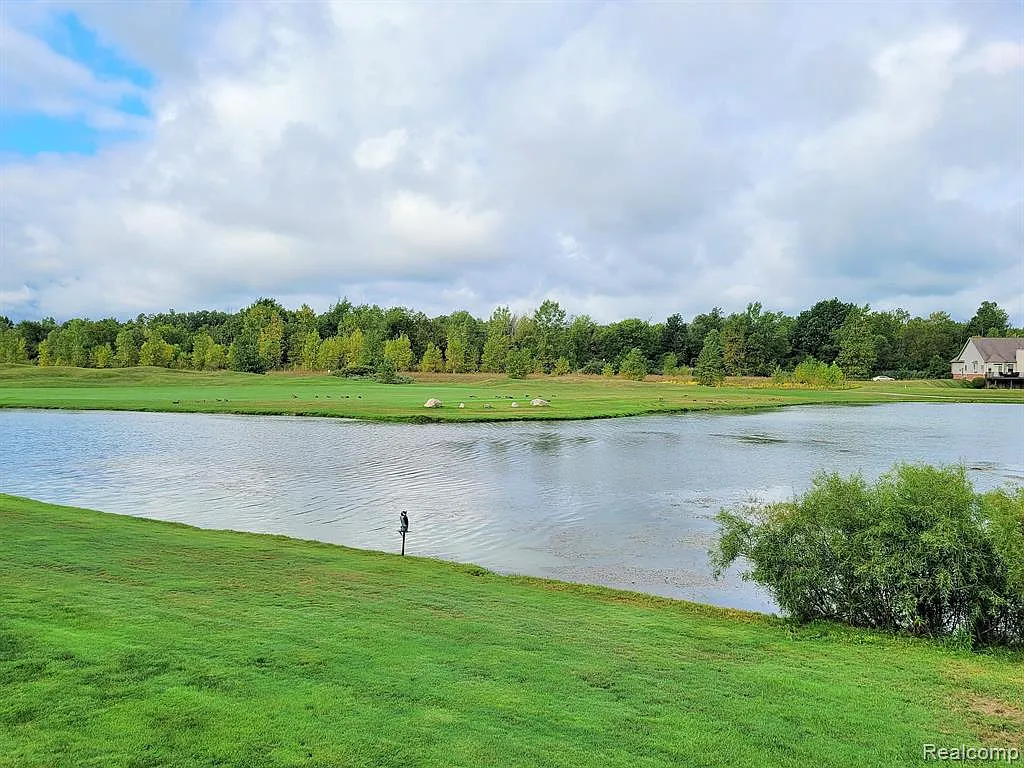 3 bed, 2.5 bath, 1816 sqft, $2,400 — Photo 3
