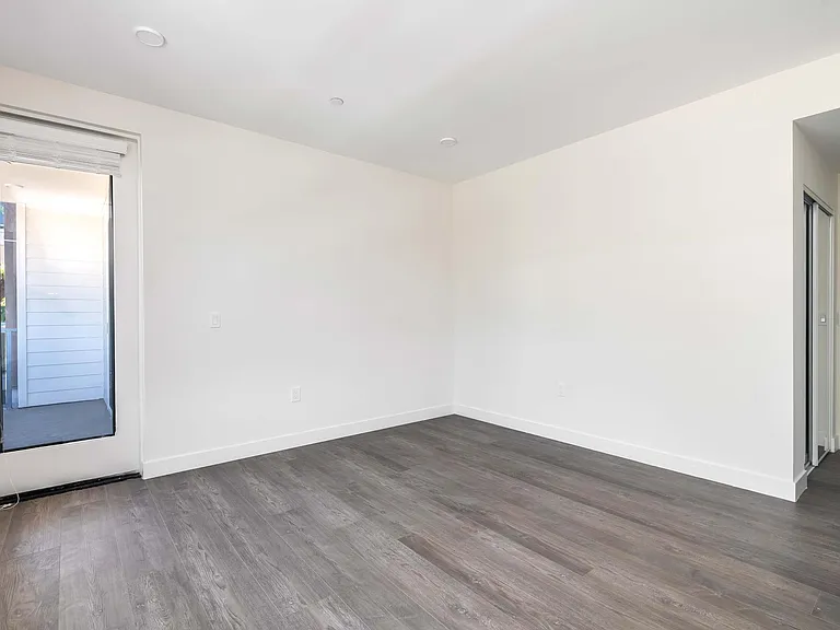 6120 Woodman Ave #101 — Photo 18