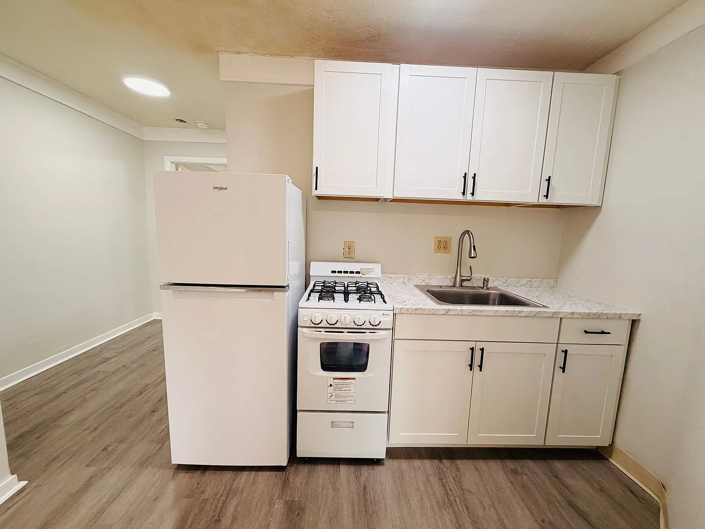 One Bedroom on Quiet Mt Washington Street — Photo 2