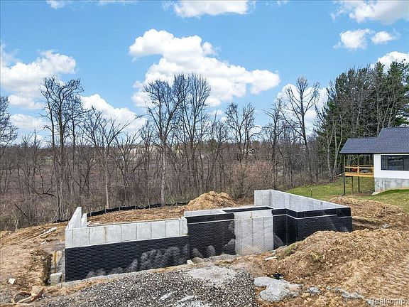 3rd image of 4060 Metamora Ridge Rd
