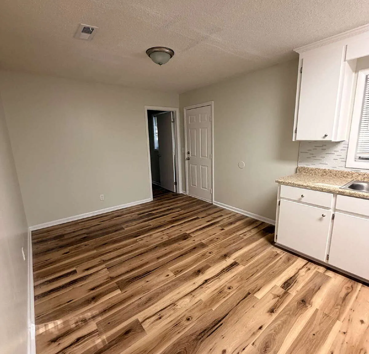 4 bed, 2.0 bath, $995 — Photo 3