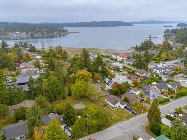 2365 Lovell Ave, Sidney, BC V8L 2J5