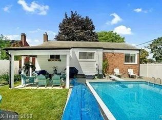 588 Harrison St, Garden City, MI 48135