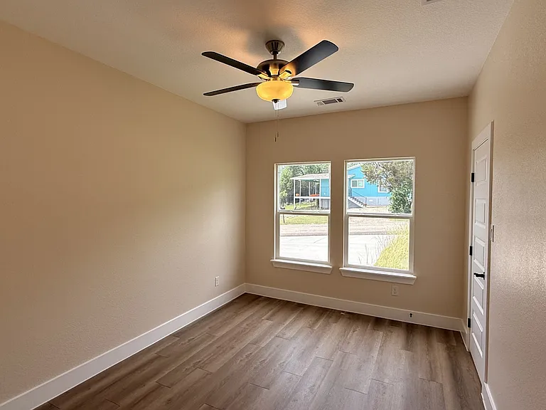 2619 Creekview Dr — Photo 5