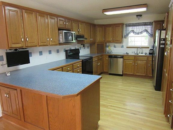 4th image of 403 E Country Hills Dr