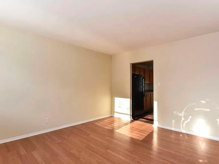 204 Valley Dr — Photo 3