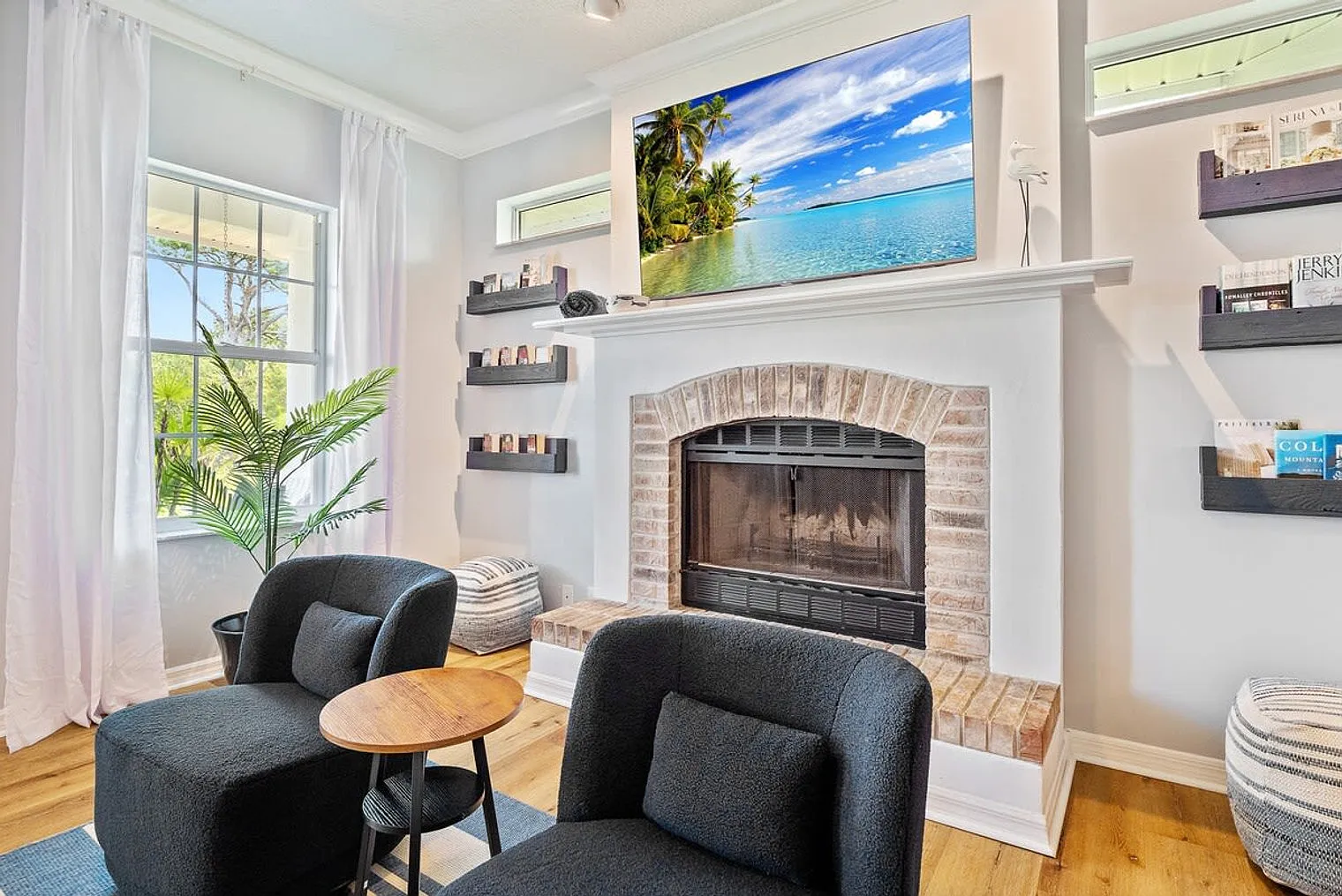 4 bed, 2.0 bath, 2798 sqft, $8,615 — Photo 3