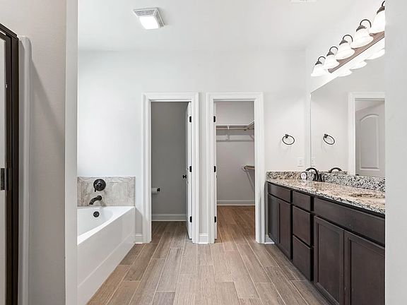 5th image of 310 Sparrowhawk St