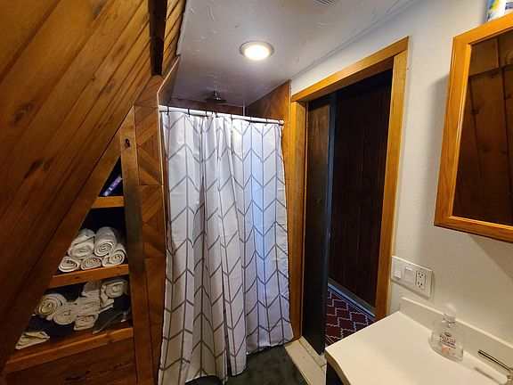 5th image of 4016 NW Kennedy Dr