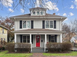 887 Summit Ave, Lake Forest, IL 60045