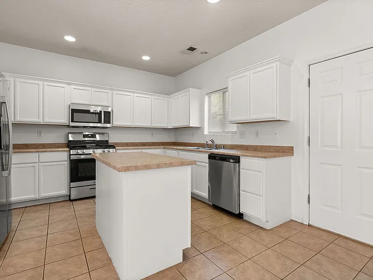 2406 Broadway Blvd NE — Photo 10