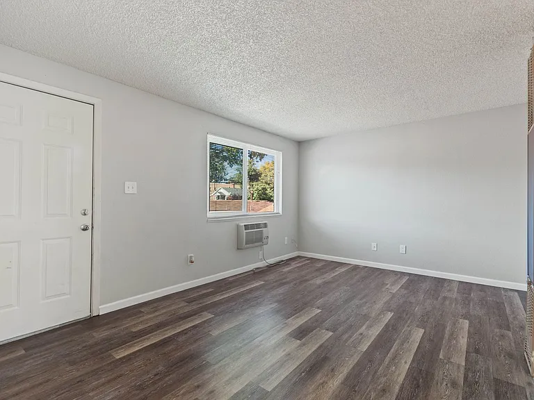 128-136 La Rue Avenue — Photo 6