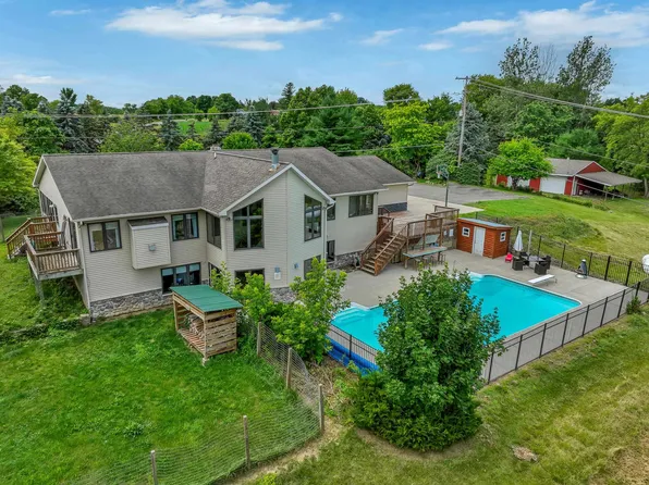 10959 Fenner Rd, Perry, MI 48872