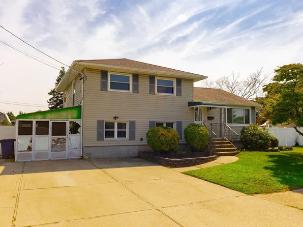 841 Milligan Lane, West Islip, NY 11795