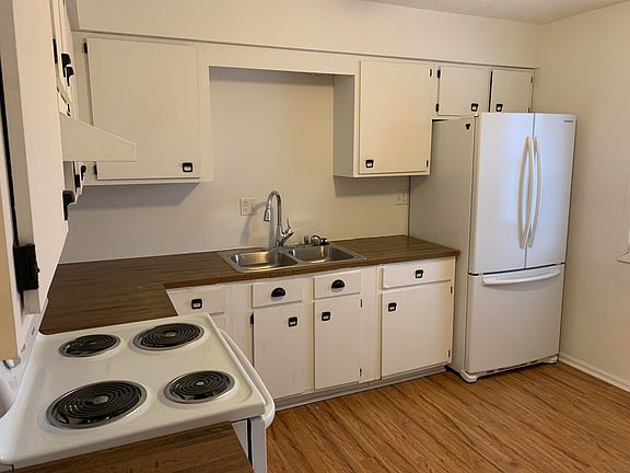 3rd image of 1085 S Highland Ct