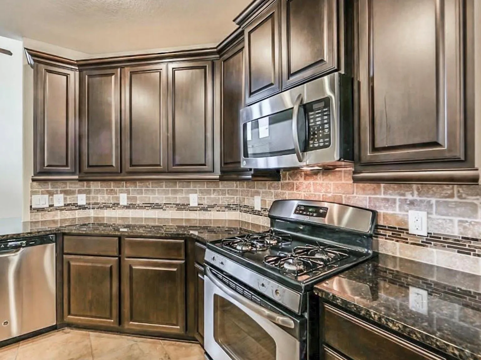 4 bed, 2.5 bath, 2569 sqft, $2,750 — Photo 4