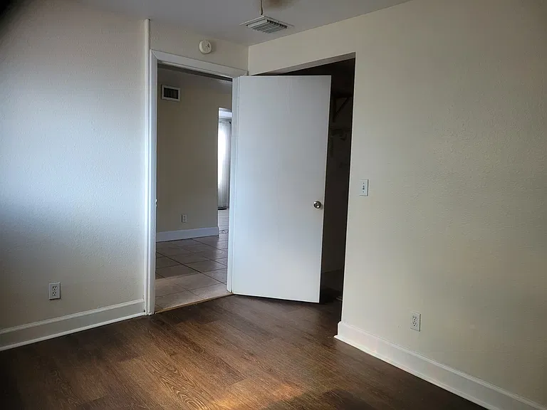 236 1/2 11th Ave NE #1 — Photo 12