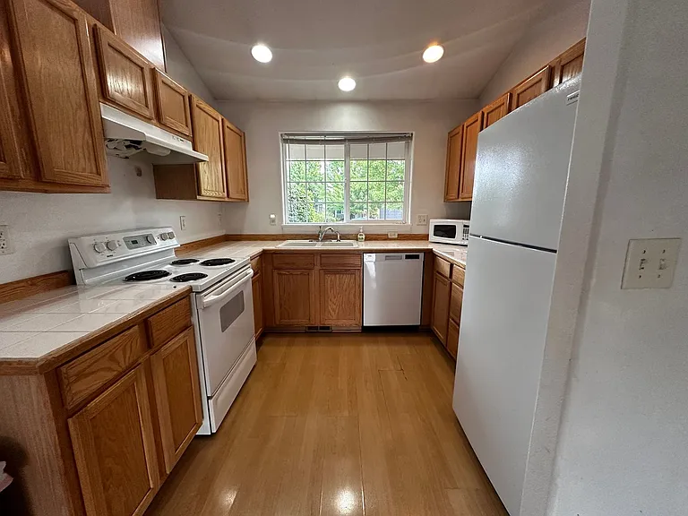 822 Monmouth Ave S — Photo 2