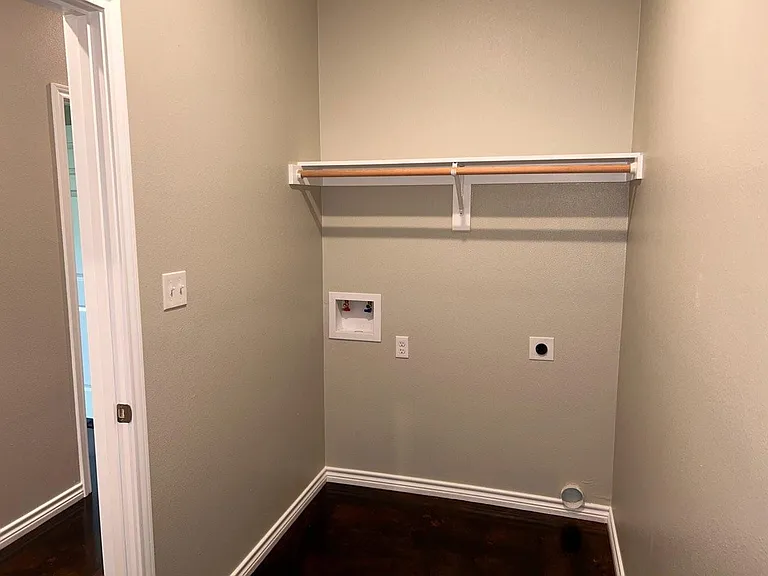 Laundry Room with washer and dryer hookups