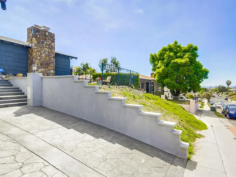 Enter our fancy and modern entryway w/ a well-maintained lawn just steps away