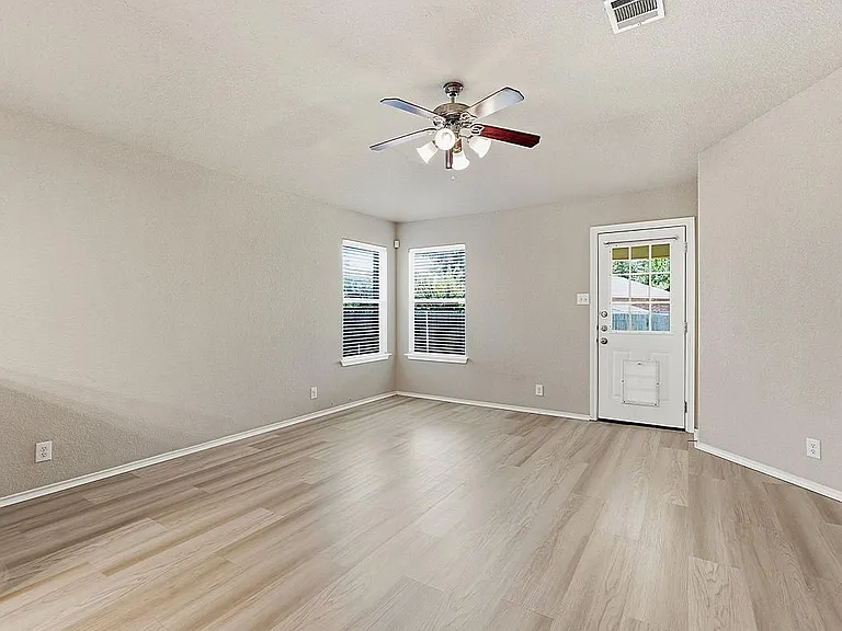 1918 Golden Arrow Ave — Photo 10