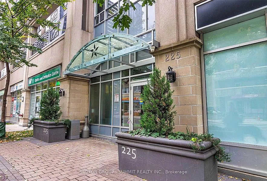 225 Wellesley St — Photo 3